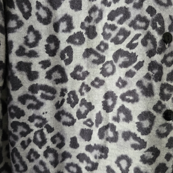 OLD NAVY MATERNITY Gray Animal Print Cardigan Button Down Leopard Print Large - Picture 14 of 17